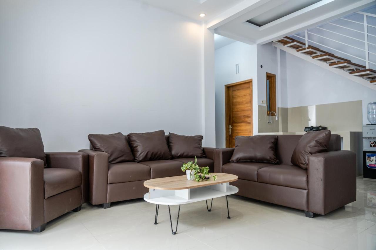 Azalia Homestay Yogyakarta Exterior photo