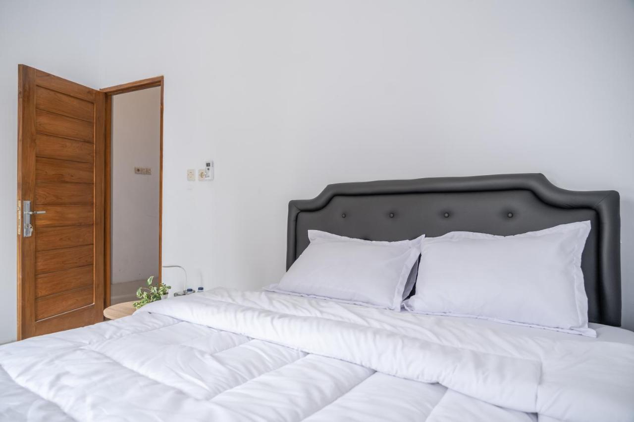 Azalia Homestay Yogyakarta Exterior photo