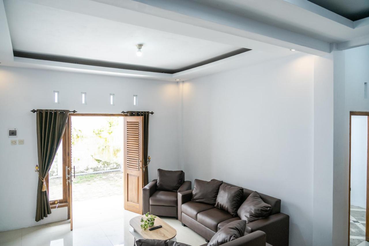 Azalia Homestay Yogyakarta Exterior photo